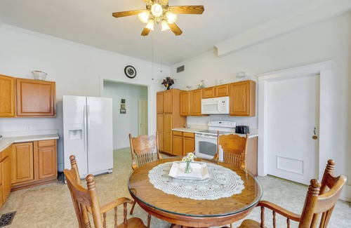 Paris Apartment | Paris Vacation Rental ~ 15 Mi to Mount Magazine!