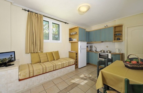 Aipeia House | Paris Village