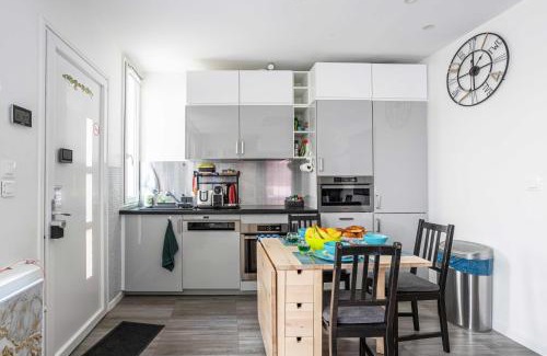 11th Arrondissement Apartment | ParisMyHome - AIR COND, 2 SHOWERS, 2 WC
