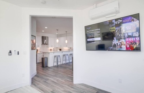 University Heights Apartment | Park Blvd 304/Contemporary/Newly Built/Cozy