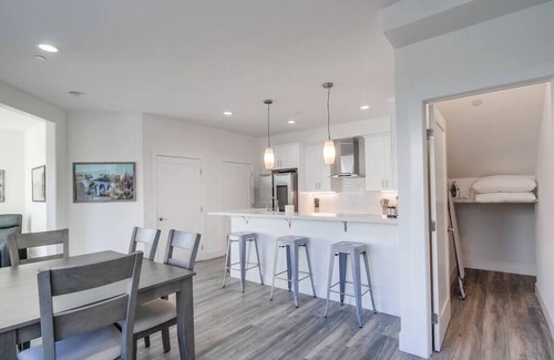 University Heights Apartment | Park Blvd 304/Contemporary/Newly Built/Cozy