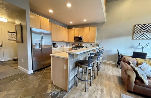 Kimball Junction Condo | PARK CITY. Sunny 2 BR+loft. Mtn views. Near Canyons, Kimball, Woodward, Outlets