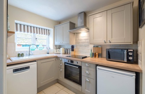 Glaston House | Park Cottage Summary: