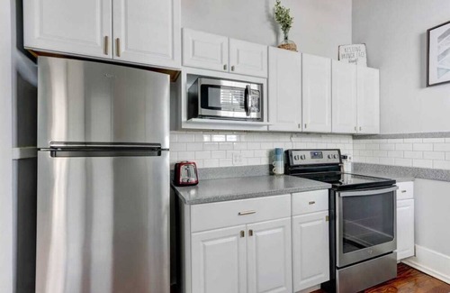 Historic Downtown Savannah Apartment | Park Inn, Charming | Historic | Dog-Friendly!
