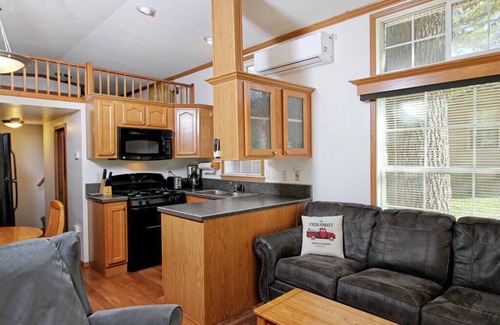 Centre Hall Cabin | Park Model 35 w/3 Beds