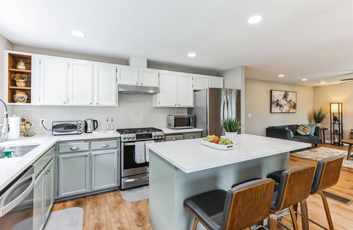 Everett House | Park,Mountain View,Near Downtown Everett,Boeing, Seattle Premium Outlets,casinos