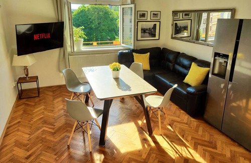 Vysehrad Condo | Park view/Netflix/Balcony/Coffee/Breakfast/Board Games/Books