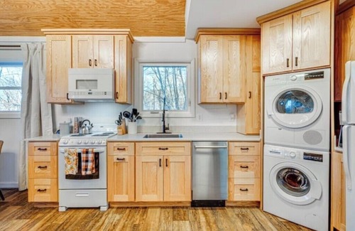 Stanley Cabin | ParkLine Retreat - Movies, Hot Tub, Mountain views