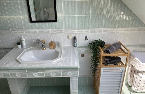 Erlensee Apartment | Parkplätze, Einzelbetten, 2 Balkone, fast Wi-Fi 100 Mbit, Homeoffice, Aufzug, lichtdurchflutet, Panoramablick