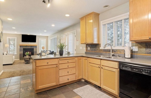 Midvale House | Parkside Getaway * Private Hot Tub * BBQ * Minutes to Ski Resorts