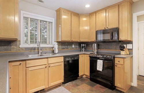 Midvale House | Parkside Getaway * Private Hot Tub * BBQ * Minutes to Ski Resorts