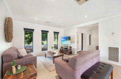 Moama House | Parkview - Echuca Holiday Homes