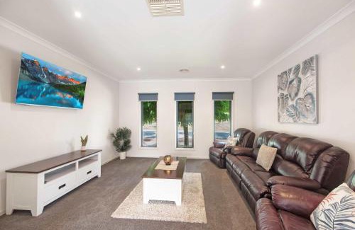 Moama House | Parkview - Echuca Holiday Homes