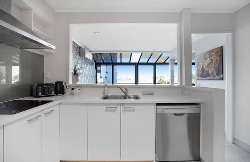 Parnell Apartment | Parnell Vista 2BR Apartment with Seaview