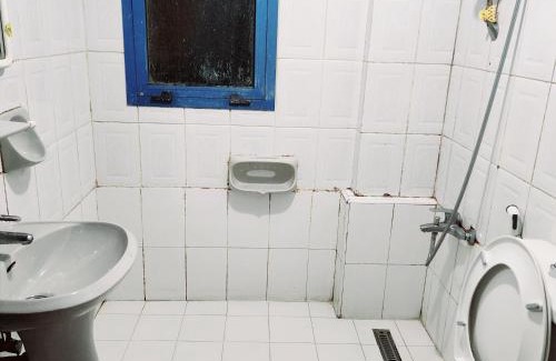 Al Muraqqabat Apartment | Partition Men bed Space