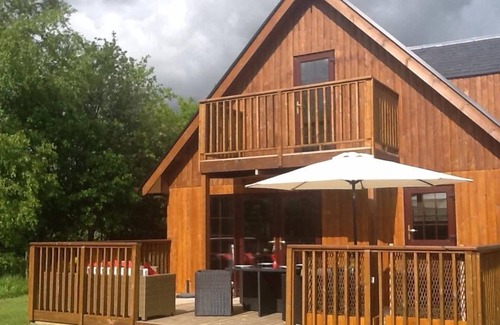 Tillicoultry Ski Chalet | Party Lodge - luxury 4-bedroom lodge with private hot tub, large gardens, barbecue area, lovely view
