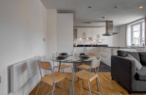 Trafford Apartment | Pass the Keys | Amazing 2 Bed in Altrincham