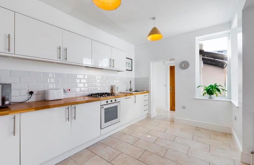 Mumbles House | Pass the Keys Beautifully Renovated Mumbles Home with Parking