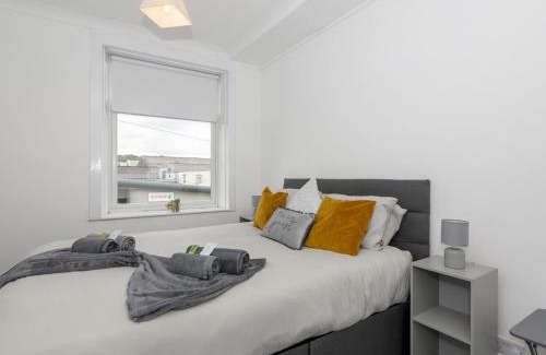 Brighouse House | Pass the Keys Brighouse Central - Ideal For Workers