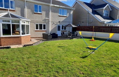 Brynteg House | Pass the Keys | Cysgod Eryri Spacious House near Anglesey Coast