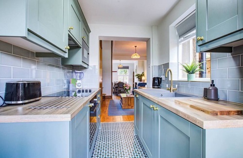 Leigh-on-Sea House | Pass the Keys | Stunning Cottage in the Heart of Old Leigh