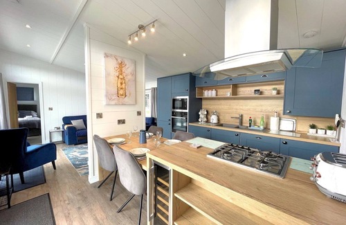 Lockerbie House | Pass the Keys | Gorgeous Lake Lodge with HTub Outstanding Views