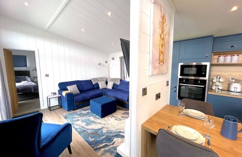 Lockerbie House | Pass the Keys | Gorgeous Lake Lodge with HTub Outstanding Views