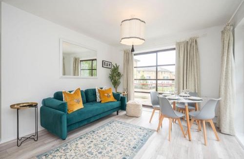 Surrey Docks Apartment | Pass the Keys London apartment - Waterfront Terrace Parking
