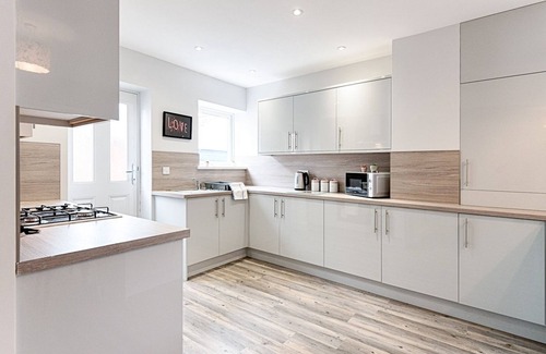 Uplands House | Pass the Keys | Luxury Bright Spacious Family Home - Near Beaches