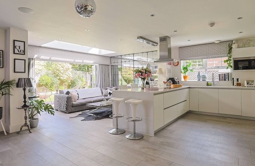 Winkfield House | Pass the Keys | Luxury Villa with Hot Tub - 5 minutes to Legoland