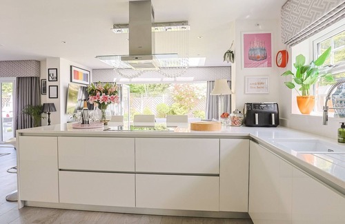 Winkfield House | Pass the Keys | Luxury Villa with Hot Tub - 5 minutes to Legoland
