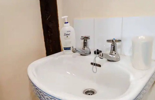 Munslow House | Pass the Keys | Malt House With Hot Tub Stunning Tudor Cottage