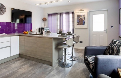 Arnold House | Pass the Keys | Modern 2 Bed Property with Free Parking