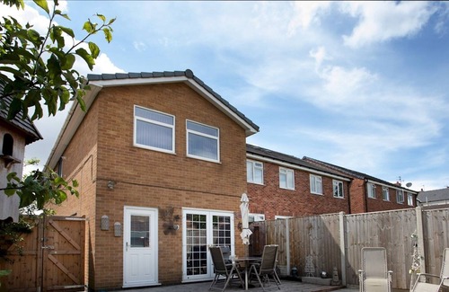 Arnold House | Pass the Keys | Modern 2 Bed Property with Free Parking