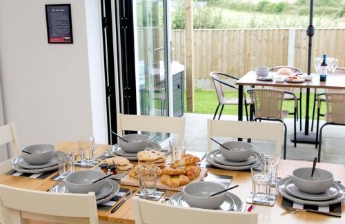Brynteg House | Pass the Keys Modern Home with Hot Tub