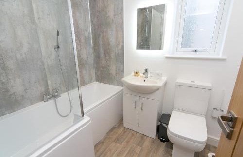 Brynteg House | Pass the Keys Modern Home with Hot Tub