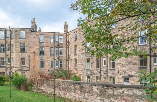 Morningside Apartment | Pass the Keys | Newly Decorated Spacious 2 Bedroom Flat in Chic Area