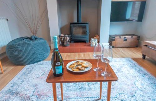 New Mills House | Pass the Keys Pet & Cycle Friendly Garden Home in New Mills