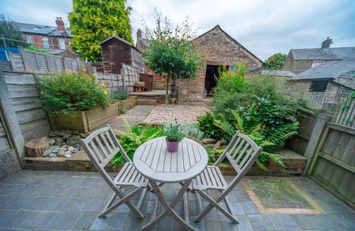 New Mills House | Pass the Keys Pet & Cycle Friendly Garden Home in New Mills