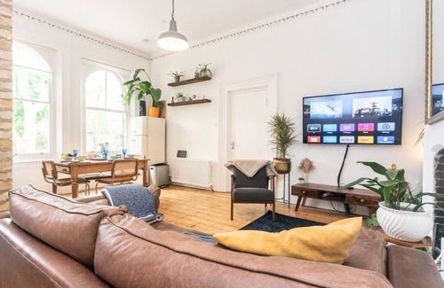 Charlton Apartment | Pass the Keys | Rustic and Quirky Flat in Charming Charlton Village