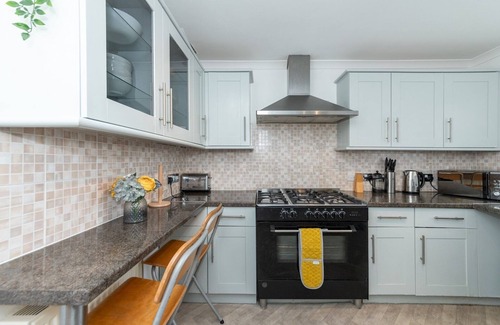 Reading House | Pass the Keys | Spacious Modern 4-Bedroom Home RG2