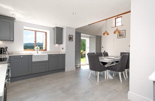 Upton Cheyney House | Pass the Keys | Stunning Large 4 Bed Country House with Hot tub