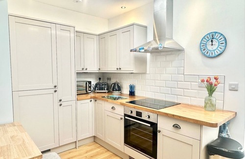 Mumbles House | Pass the Keys | Stylish Mumbles Getaway-Parking, Heart of Village