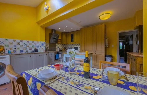 Island Gardens House | Pass the Keys | tCharming Home Near Thames & DLR
