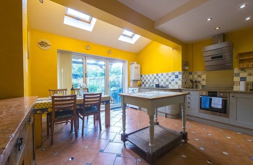 Island Gardens House | Pass the Keys | tCharming Home Near Thames & DLR
