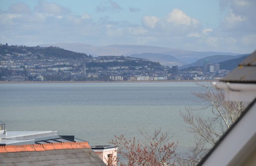 Mumbles House | Pass the Keys | The Little Red House, Mumbles, Gower - sleeps 6