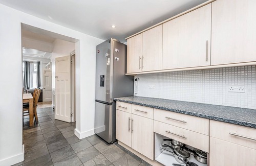 St. Leonard's House | Pass the Keys | Wonderful Six Bed Victorian Home in London