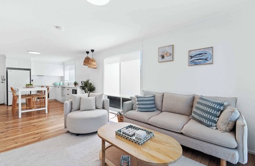 Tomakin House | Pat’s Place | Flat Walk to Barlings Beach, WiFi