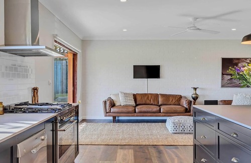 Newrybar House | Paul's Farmhouse - 4 BR rural retreat with views