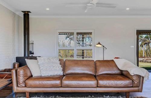 Newrybar House | Paul's Farmhouse - 4 BR rural retreat with views
